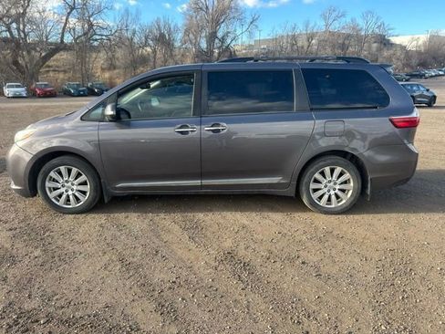 Used 2017 Toyota Sienna Limited Premium image 2