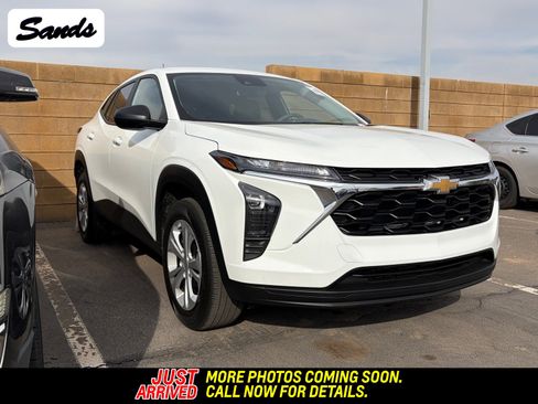 Used 2025 Chevrolet Trax LS image 1