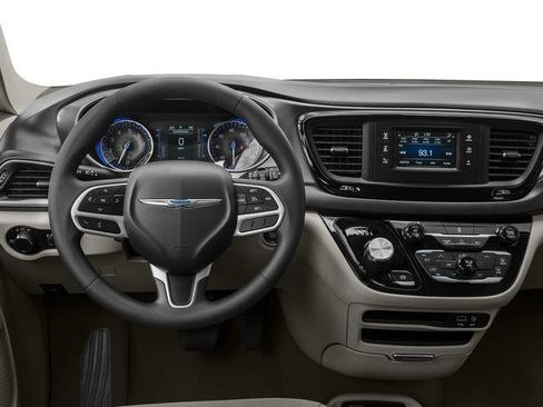 Used 2017 Chrysler Pacifica Touring FWD image 10