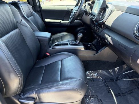 Used 2018 Toyota Tacoma TRD Sport AWD/4WD image 16
