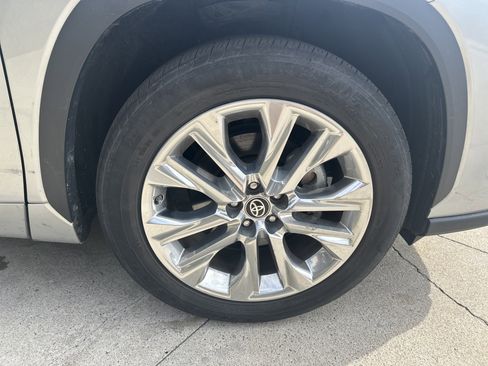 Used 2024 Toyota Highlander Limited image 14