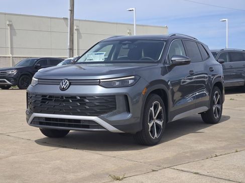 New 2026 Volkswagen Tiguan SE FWD image 2