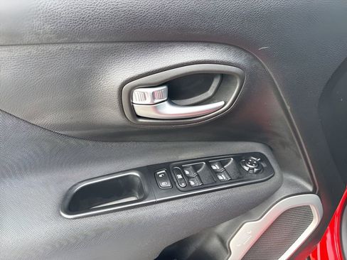 Used 2018 Jeep Renegade Latitude image 23