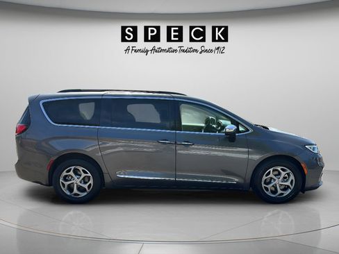 Used 2023 Chrysler Pacifica Limited FWD image 6
