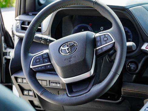 New 2026 Toyota Sienna XLE Woodland Edition AWD/4WD image 38