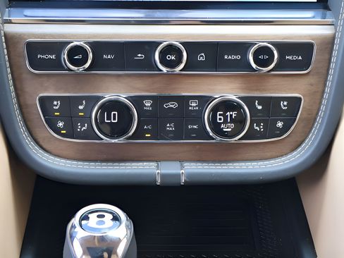 Used 2024 Bentley Bentayga Extended Wheelbase AWD/4WD image 19