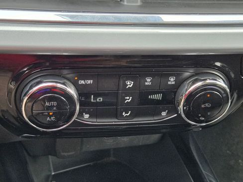 Used 2025 Chevrolet Trax LT w/ LT Convenience Package FWD image 18