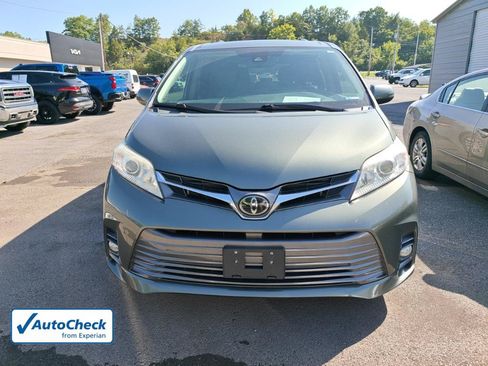 Used 2020 Toyota Sienna XLE w/ XLE Navigation Package FWD image 2