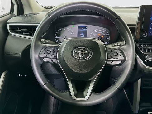 Used 2025 Toyota Corolla Cross LE FWD image 18