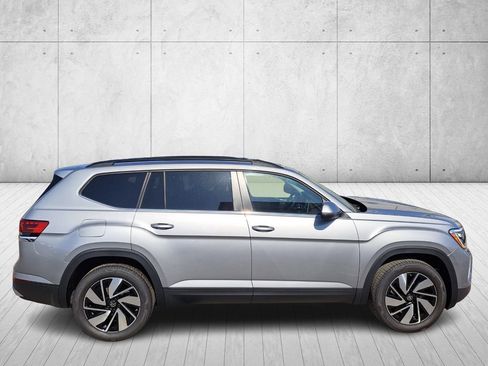 Used 2025 Volkswagen Atlas SE image 6