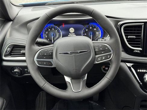New 2026 Chrysler Pacifica Select image 16