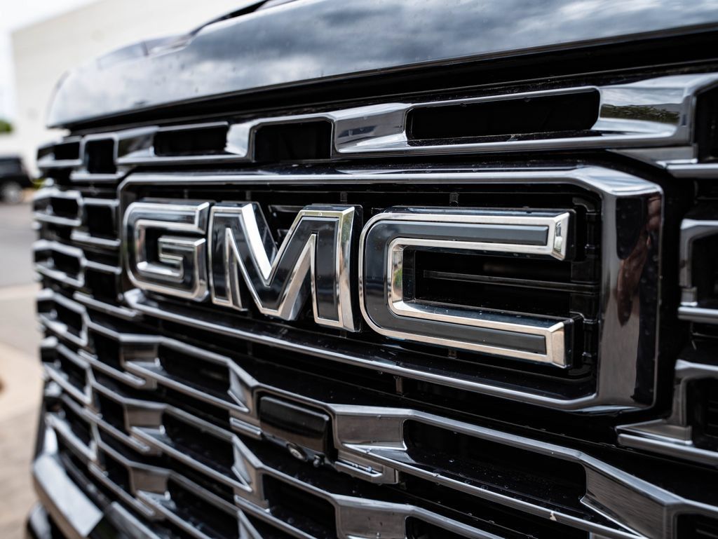 Used 2024 GMC Sierra 2500 Denali Ultimate w/ Max Trailering Package AWD/4WD image 3