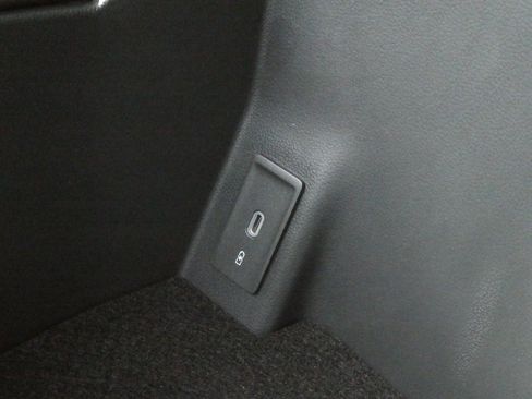 New 2025 Volkswagen Atlas Peak Edition SE image 18