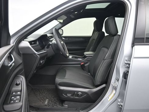 Used 2025 Jeep Grand Cherokee 4WD image 22