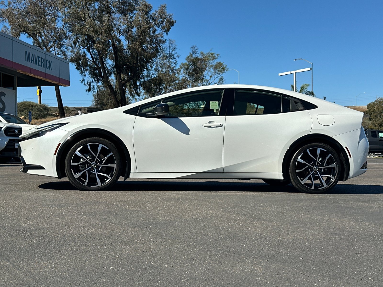 Used 2024 Toyota Prius Prime FWD image 2
