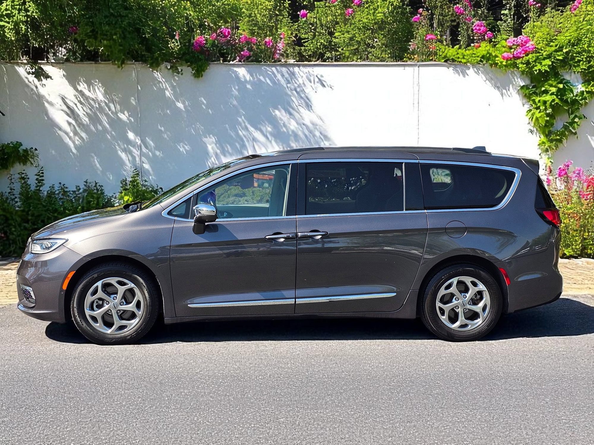 Used 2022 Chrysler Pacifica Limited FWD image 11