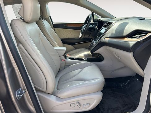 Used 2019 Lincoln MKC Select w/ Select Plus Package AWD/4WD image 9