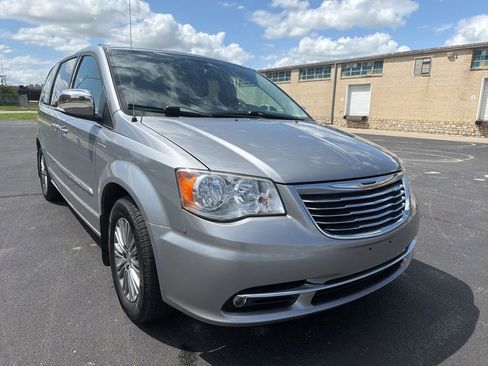 Used 2013 Chrysler Town & Country Touring-L w/ Driver Convenience Group FWD image 3