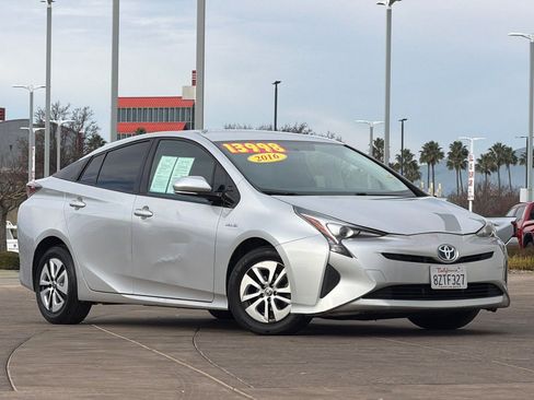 Used 2016 Toyota Prius Three image 2