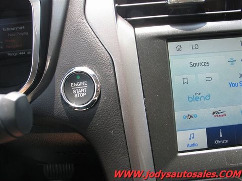 Used 2020 Ford Fusion SE FWD image 16