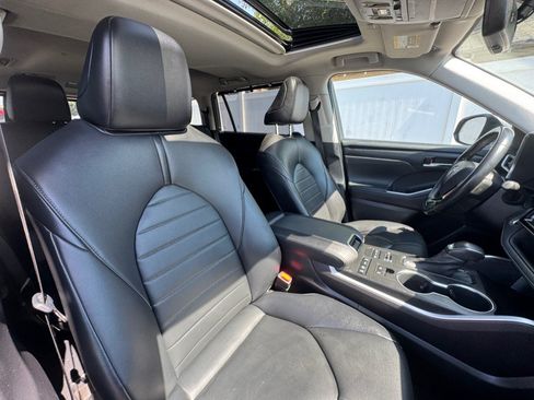 Used 2021 Toyota Highlander XLE AWD/4WD image 42