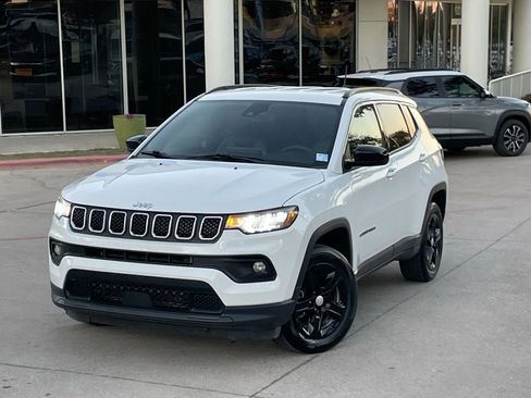 Used 2024 Jeep Compass Latitude image 9