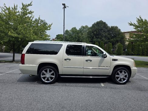 Used 2007 Cadillac Escalade ESV AWD w/ Information Package image 7