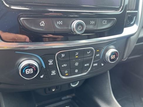 Used 2023 Chevrolet Traverse LT w/ Rear Camera Mirror Package FWD image 17