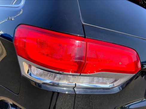 Used 2019 Jeep Grand Cherokee Laredo RWD image 29