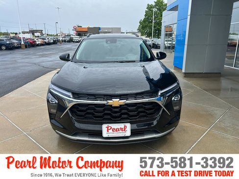 New 2026 Chevrolet Trax LT FWD image 2
