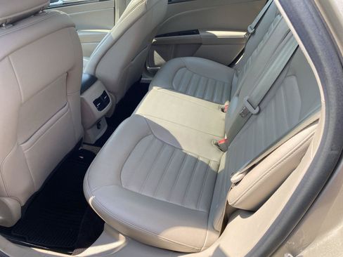 Used 2017 Ford Fusion SE FWD image 8