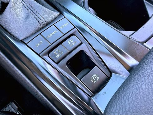 Used 2025 Toyota Camry LE image 31