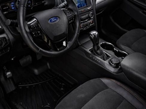Used 2018 Ford Explorer XLT w/ Equipment Group 202A image 6