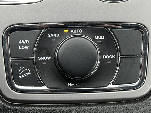 Used 2022 Jeep Grand Cherokee Laredo X image 28