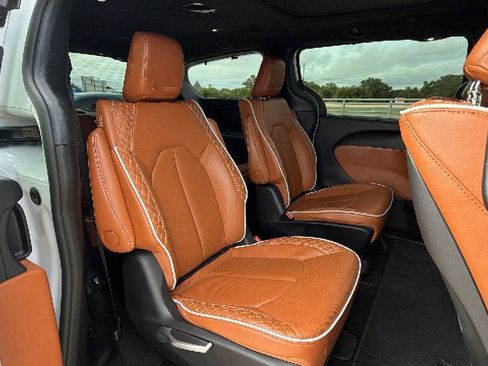 Used 2025 Chrysler Pacifica Pinnacle FWD image 27