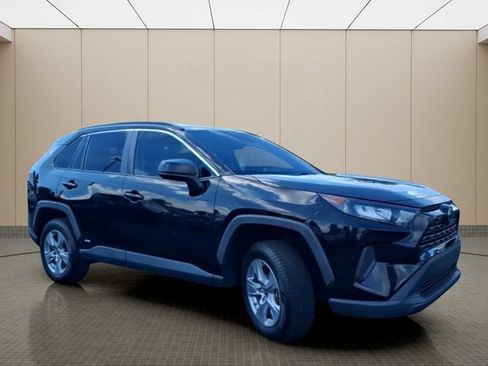 Used 2022 Toyota RAV4 LE AWD/4WD image 4
