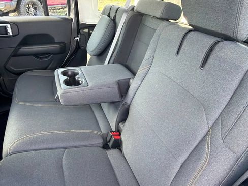 Used 2025 Jeep Wrangler Unlimited Sahara AWD/4WD image 17