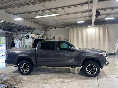 Used 2022 Toyota Tacoma TRD Sport w/ TRD Premium Sport Package AWD/4WD image 10