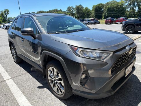Used 2019 Toyota RAV4 XLE Premium w/ Cold Weather Package AWD/4WD image 5