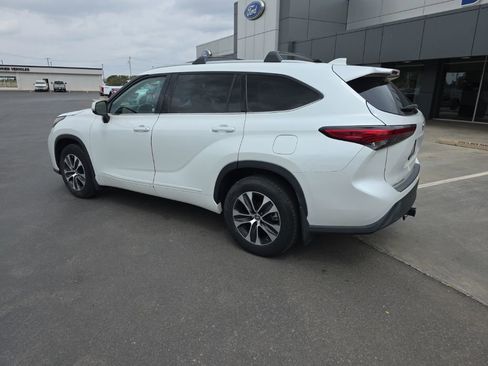 Used 2022 Toyota Highlander XLE image 3