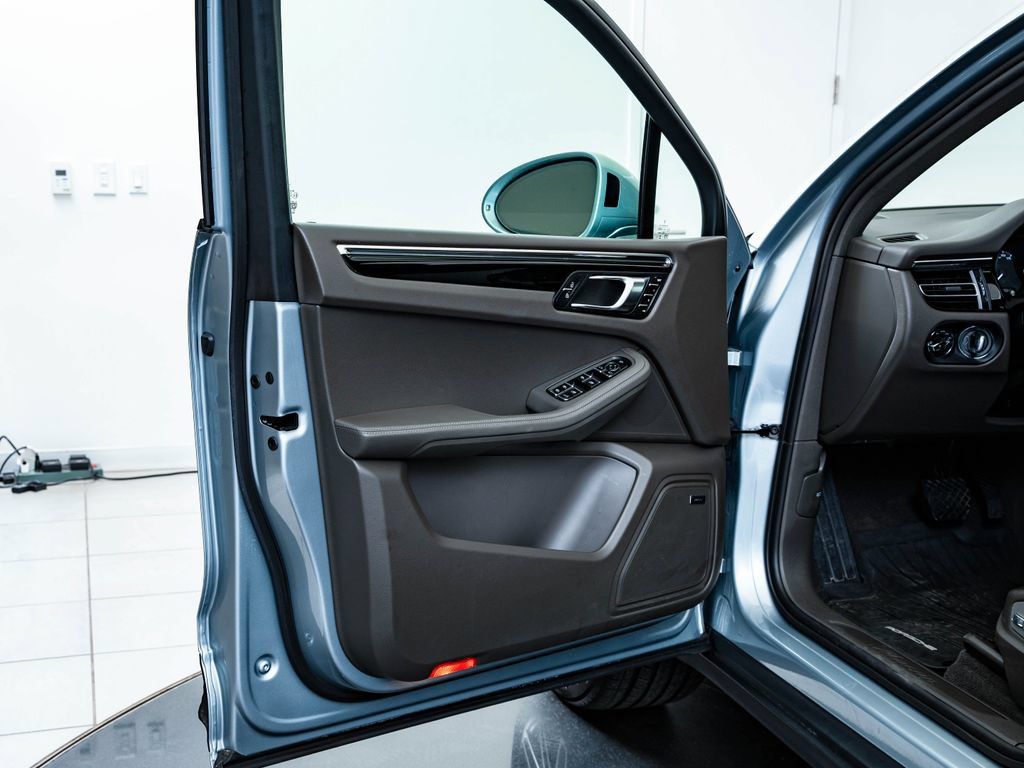 Certified 2025 Porsche Macan AWD/4WD image 27