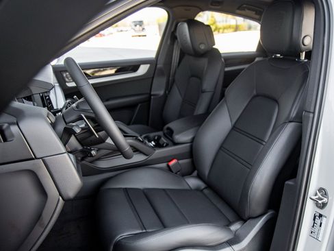 Certified 2025 Porsche Cayenne E-Hybrid Coupe image 5