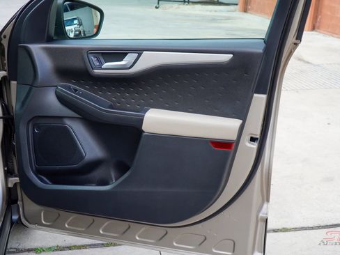 Used 2020 Ford Escape SE Sport image 17