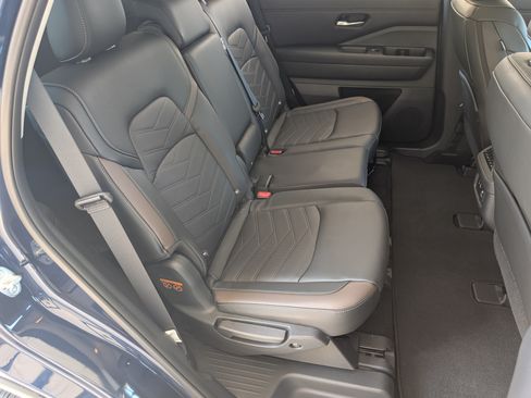Used 2025 Nissan Pathfinder Platinum w/ Black Appearance Package FWD image 21