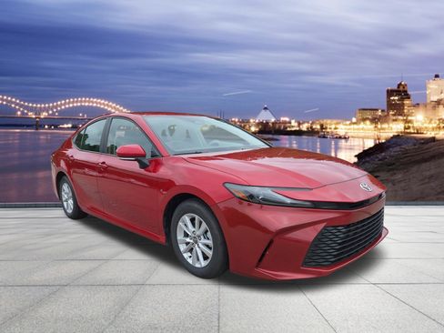 Used 2025 Toyota Camry LE FWD image 4