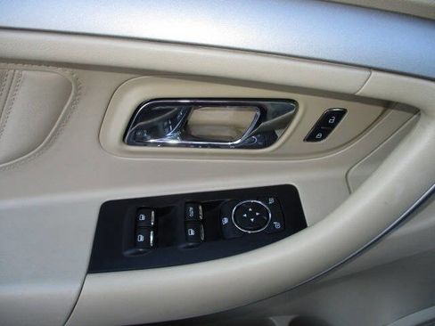 Used 2017 Ford Taurus SE image 11