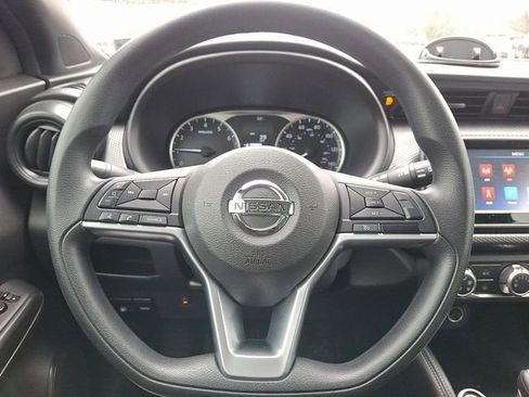 Used 2019 Nissan Kicks S image 19