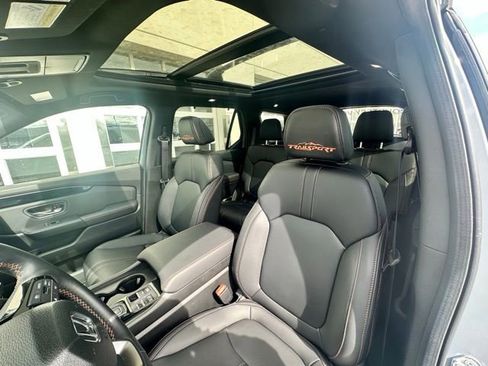 Used 2025 Honda Pilot TrailSport image 10
