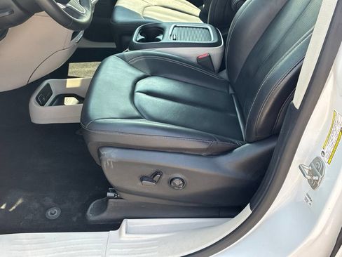 Used 2024 Chrysler Pacifica Touring-L FWD image 23