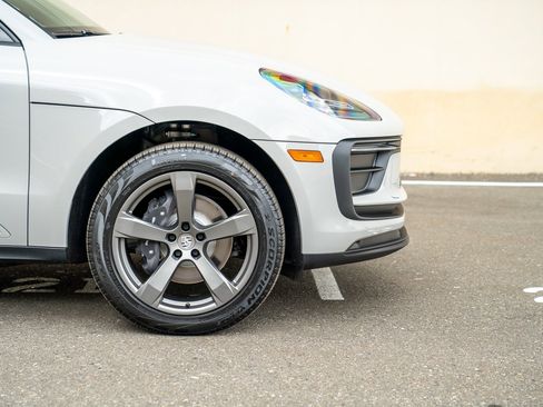 Certified 2026 Porsche Macan image 9